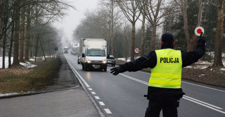 zdjęcie: Zbliża się zima, uważajmy na zmianę pogody i warunków drogowych. / fot. KPP w Człuchowie