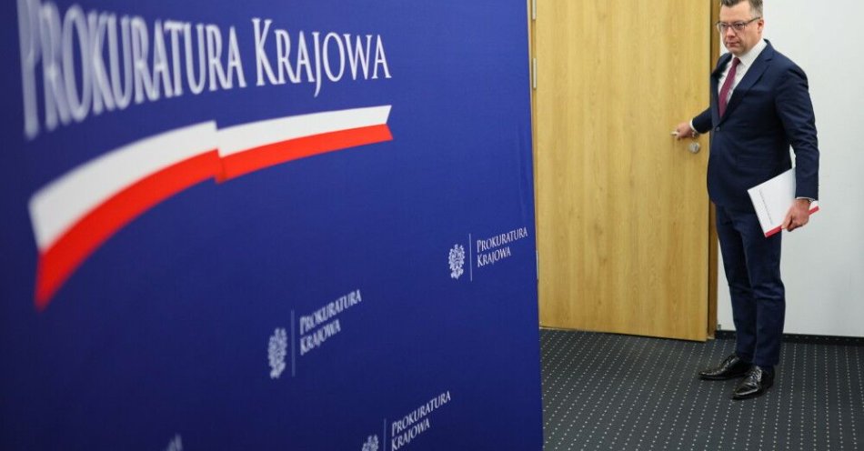 zdjęcie: PK: akt oskarżenia w śledztwie dotyczącym ataków na rosyjskich opozycjonistów / Warszawa, 19.11.2025. Rzecznik Prokuratury Krajowej Przemysław Nowak w drodze na briefing prasowy w siedzibie Prokuratury Krajowej w Warszawie, 19 bm. poświęcony ustaleniom i działaniom procesowym Prokuratury Krajowej w śledztwie dotyczącym aktów dywersji przeciwko infrastrukturze kolejowej. (ad) PAP/Leszek Szymański
