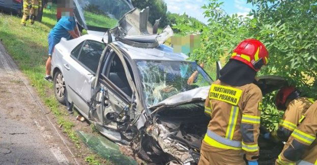Zasnął za kierownicą i uderzył w jadący przed nim samochód