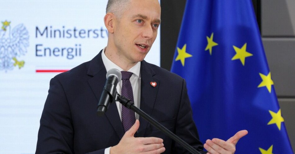 zdjęcie: Wiceszef MON: w ciągu ostatniego roku mówimy o 3 lub 4 przypadkach prowokacji rosyjskich na Bałtyku / Warszawa, 03.10.2025. Sekretarz stanu w MON Cezary Tomczyk (na konferencji prasowej ws. podpisania porozumienia dot. rozbudowy polskiej infrastruktury paliwowej w celu przyłączenia jej do systemu rurociągów NATO, 3 bm. w Warszawie. (amb) PAP/Paweł Supernak