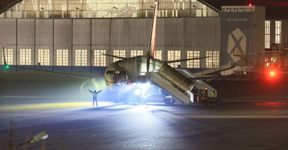 zdjęcie: Grabiec: do soboty do Polski z Bliskiego Wschodu wróciły 5643 osoby / Warszawa, 06.03.2026. Jeden z samolotów Sił Powietrznych RP z Polakami ewakuowanymi z Bliskiego Wschodu po wylądowaniu na lotnisku Okęcie w Warszawie, 6 bm. Dwa rządowe samoloty Boeing-737 biorą udział w misji ewakuacji polskich obywateli z portu lotniczego Muskat w Omanie. W pierwszej kolejności ewakuowano osoby potrzebujące pomocy medycznej. (jm) PAP/Leszek Szymański