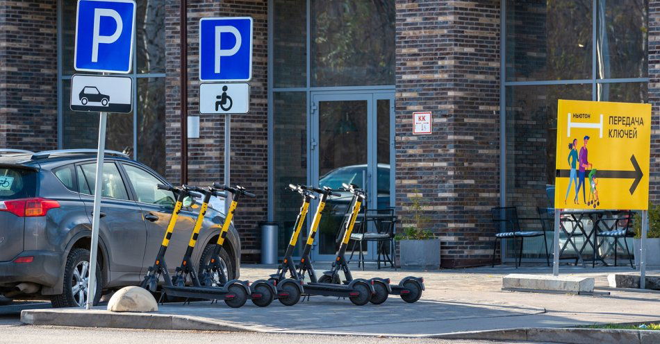 zdjęcie: Nietrzeźwa na hulajnodze / pixabay/6739040