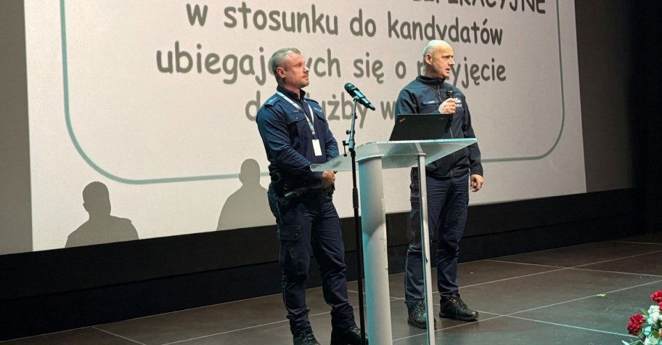 zdjęcie: Policja zachęca do służby podczas targów pracy w Wieliczce / fot. KMP w Wieliczce