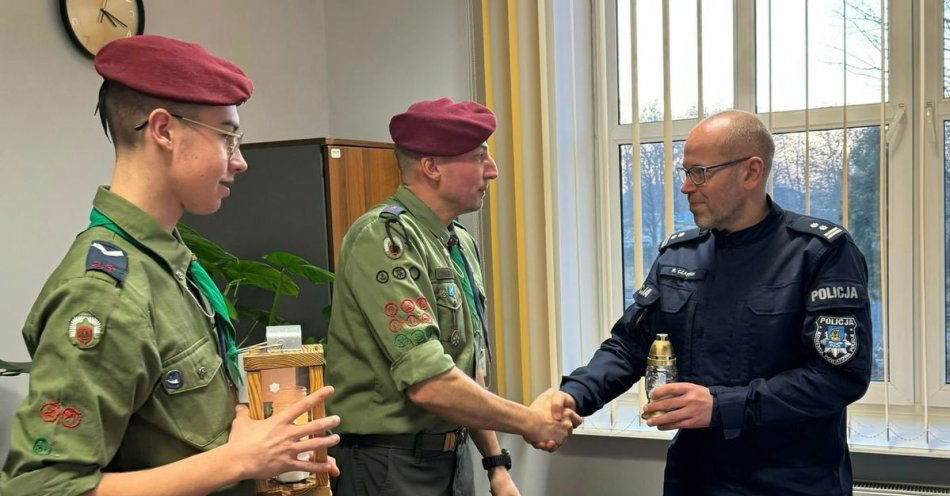 zdjęcie: Betlejemskie Światełko Pokoju rozświetliło Komendę w Pucku / fot. KPP w Pucku