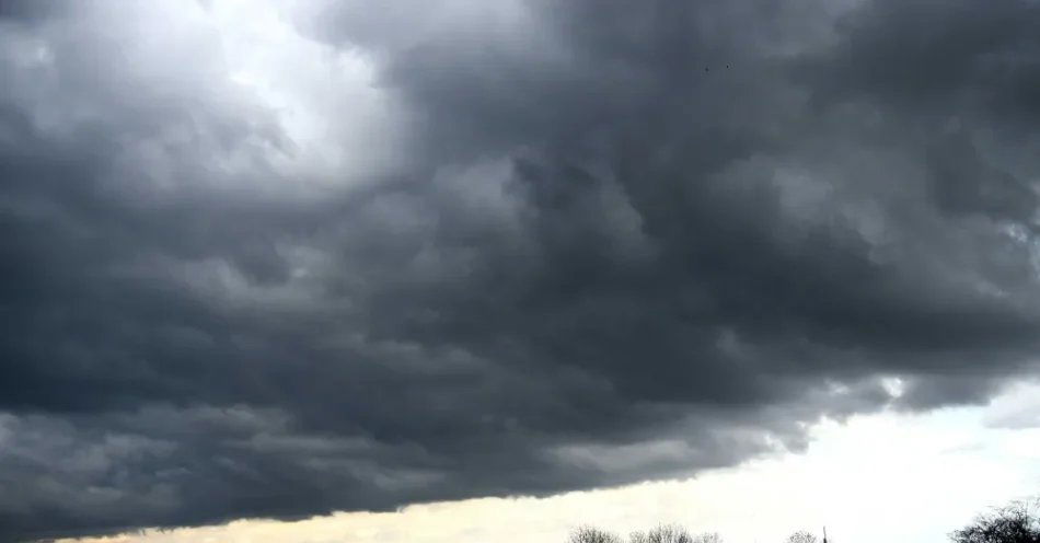 zdjęcie: IMGW ostrzega przed silnym wiatrem w prawie całym kraju i opadami deszczu na północy / Przemyśl, 02.05.2021. Burzowe chmury nad Przemyślem, 2 bm. Rządowe Centrum Bezpieczeństwa ostrzegło, że w całym kraju pogoda może być niebezpieczna. Miejscami może spaść nawet 60 litrów wody na metr kwadratowy, a podczas burz porywy wiatru mogą osiągać 90 kilometrów na godzinę. Lokalnie możliwy grad. Na Warmii i Mazurach w nocy możliwe opady śniegu. (dd/kf) PAP/Darek Delmanowicz
