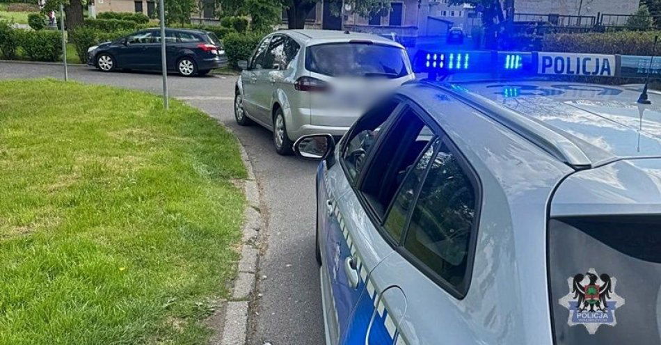 zdjęcie: Zaczęło się od braku uprawnień u kierującego, a zakończyło odzyskaniem przez policjantów przywłaszczonego samochodu osobowego / fot. KMP w Wałbrzychu