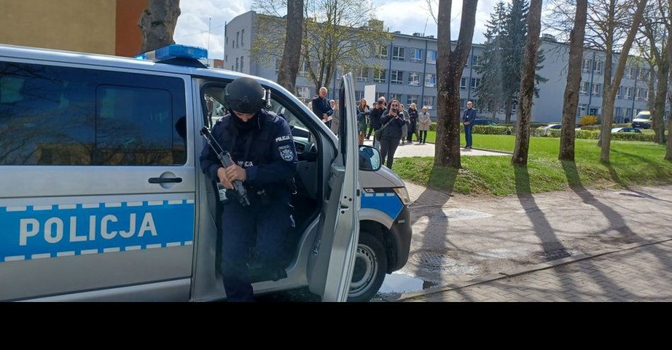 zdjęcie: Napastnik w szpitalu! Spokojnie, to tylko ćwiczenia służb. / fot. KPP w Wyszkowie