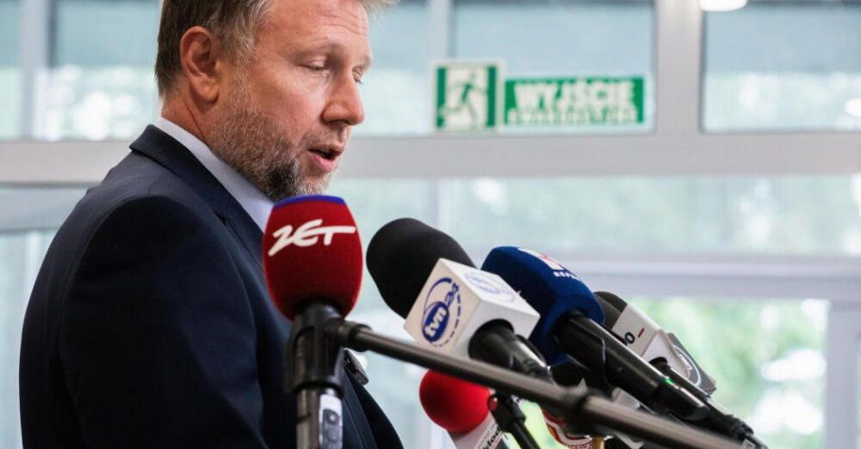 zdjęcie: Kierwiński: nie zgodzimy się na żadne rozwiązanie migracyjne, które zagrażałoby polskiemu bezpieczeństwu / Kłodzko, 18.09.2025. Goszczący w Kłodzku, 18 bm. minister spraw wewnętrznych i administracji Marcin Kierwiński uczestniczy w briefingu prasowym w hali Ośrodka Sportu i Rekreacji. (kć/dw) PAP/Krzysztof Ćwik