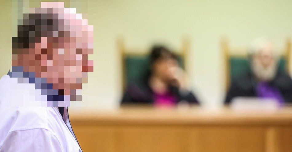 zdjęcie: Śląskie: rozpoczął się proces ws. zabójstwa księdza z Kłobucka / Częstochowa, 15.12.2025. Oskarżony Tomasz J. na sali Sądu Okręgowego w Częstochowie, 15 bm. Mężczyzna jest oskarżony o zabójstwo w lutym 2025 roku proboszcza parafii pw. NMP Fatimskiej w Kłobucku ks. Grzegorza Dymka. Duchowny został zamordowany podczas napadu rabunkowego na plebanię. (wd/amb) PAP/Waldemar Deska

***UWAGA BRAK ZGODY NA PUBLIKACJĘ WIZERUNKU I DANYCH OSOBOWYCH OSKARŻONEGO***