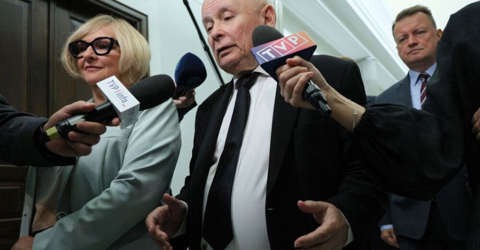 zdjęcie: Kaczyński: wojna w Ukrainie jest prowadzona m.in. za niemieckie pieniądze / Warszawa, 24.09.2025. Prezes PiS Jarosław Kaczyński (C), posłanka PiS Barbara Bartuś (L) i przewodniczący KP PiS Mariusz Błaszczak (P) w Sejmie w Warszawie, 24 bm. Sejm zajmie się m.in. dwoma projektami ws. CPK - rządowym i prezydenckim. (sko) PAP/Paweł Supernak