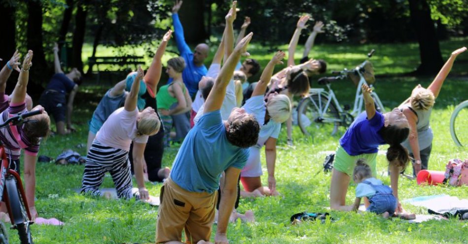 zdjęcie: Trening pilates i piknik w Parku Jordana / fot. UM Kraków / Fot. Bogusław Świerzowski / krakow.pl