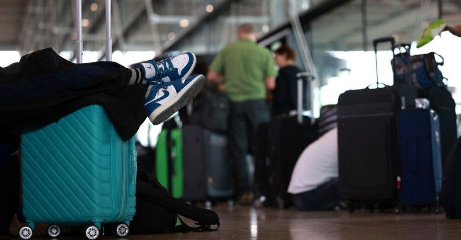 zdjęcie: Lotnisko Kraków Airport zniosło limit płynów w bagażu podręcznym; pasażerowie zadowoleni / fot. PAP