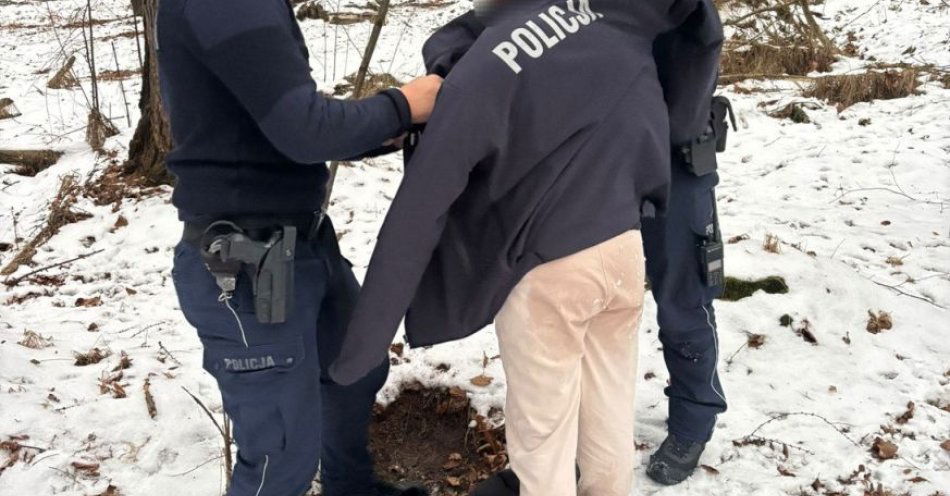 zdjęcie: Wadowiccy policjanci odnaleźli 12 latkę boso w lesie / fot. KMP w Wadowicach