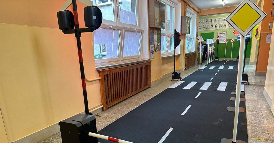 zdjęcie: Mobilne miasteczko rowerowe dla Szkoły Podstawowej  w Rozdrażewie i Nowej Wsi. / fot. KPP Krotoszyn