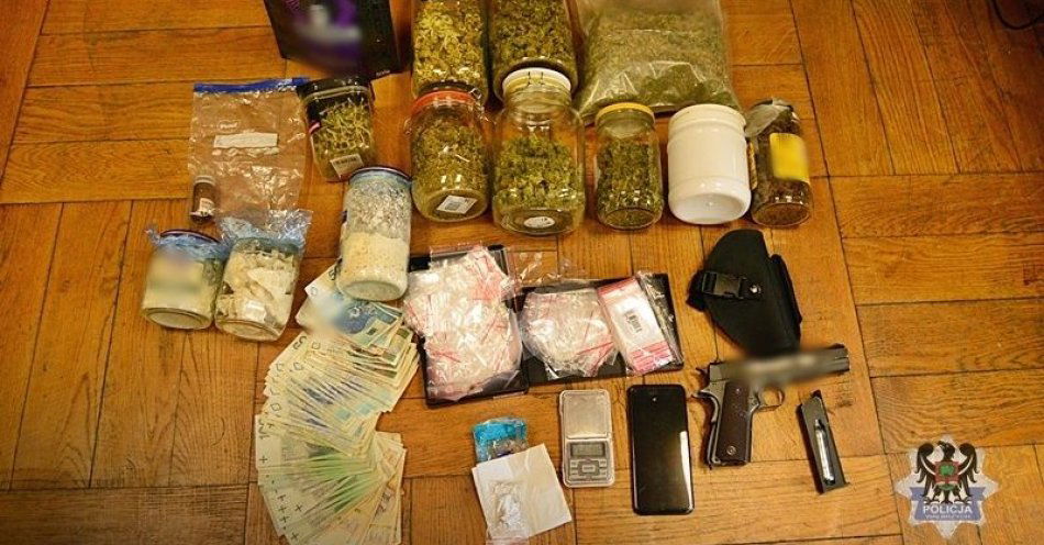 zdjęcie: Wałbrzyscy kryminalni przejęli blisko 2 kilogramy narkotyków. Do aresztu trafił 33-latek / fot. KMP w Wałbrzychu