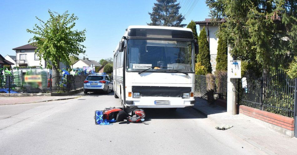 zdjęcie: Kierująca motorowerem seniorka uderzyła w autobus / fot. KPP w Mławie