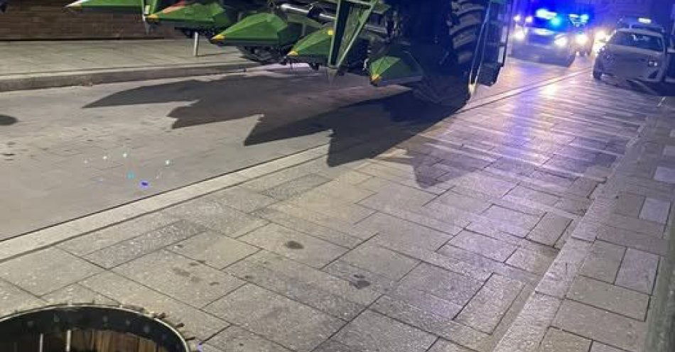 zdjęcie: Kombajn utknął w centrum Płońska i zablokował ulicę / fot. KPP w Płońsku