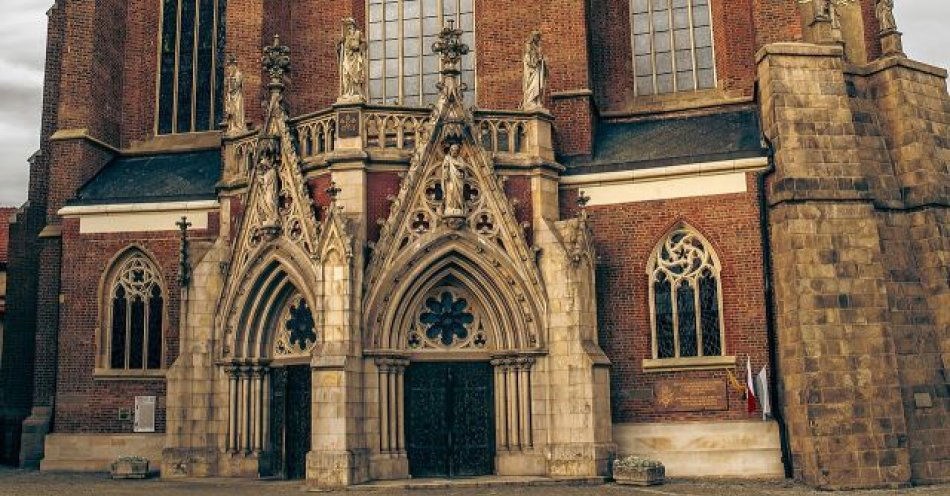 zdjęcie: Nysa — Śląski Rzym i monumentalna potęga gotyku / Główne wejście do Bazyliki św. Jakuba i św. Agnieszki w Nysie. Fot. Henryk Niestrój / Wikimedia Commons, CC BY-SA 4.0