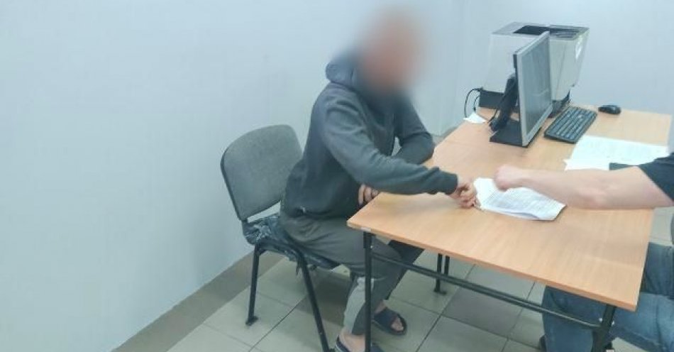 zdjęcie: Zatrzymany za kradzież rozbójniczą 29-latek był poszukiwany i trafił już za kraty aresztu śledczego / fot. KMP w Wałbrzychu