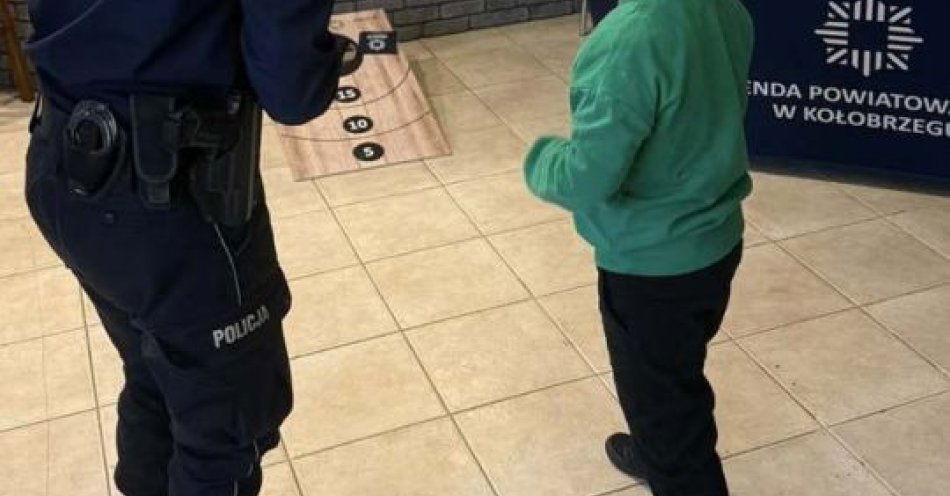 zdjęcie: Policjanci świętowali z dziećmi z niepełnosprawnościami w Budzistowie / fot. KPP w Kołobrzegu