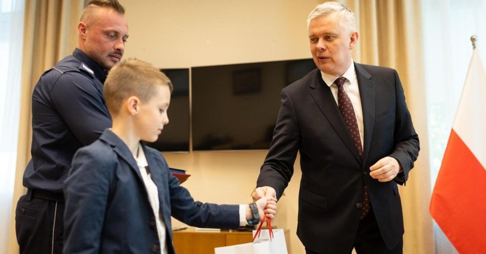 zdjęcie: Szef MSWiA podczas spotkania z bohaterskim policjantem: Pana postawa jest inspiracją dla innych / fot. KMP w Radomiu