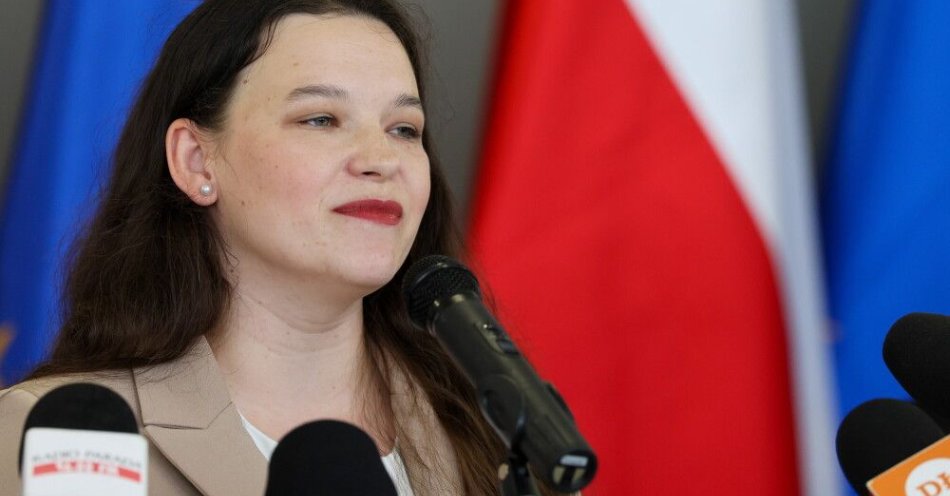 zdjęcie: Wiceminister Nowakowska: w wakacje rozpoczną się audyty w domach pomocy społecznej / Łódź, 28.07.2025. Wiceminister rodziny, pracy i polityki społecznej Katarzyna Nowakowska podczas briefingu prasowego nt. 