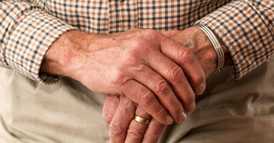zdjęcie: MOK zachęca mieszkańców, by napisali świąteczne kartki do samotnych seniorów / pixabay/981400