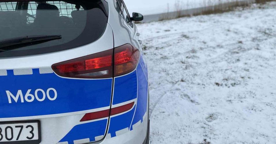 zdjęcie: Nie wchodź na zamarznięte zbiorniki wodne Uwaga na lód / fot. KPP Kolno