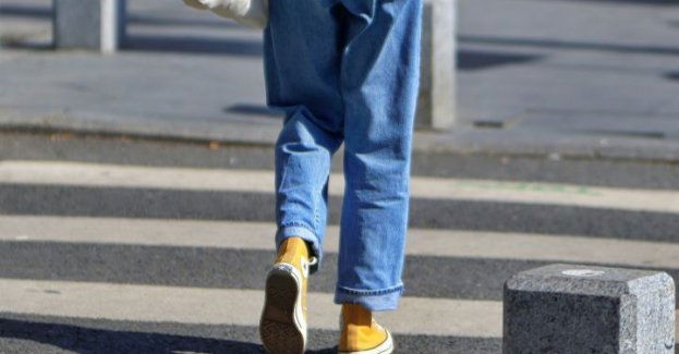 Kolizja drogowa. Potrącenie pieszych na przejściu.