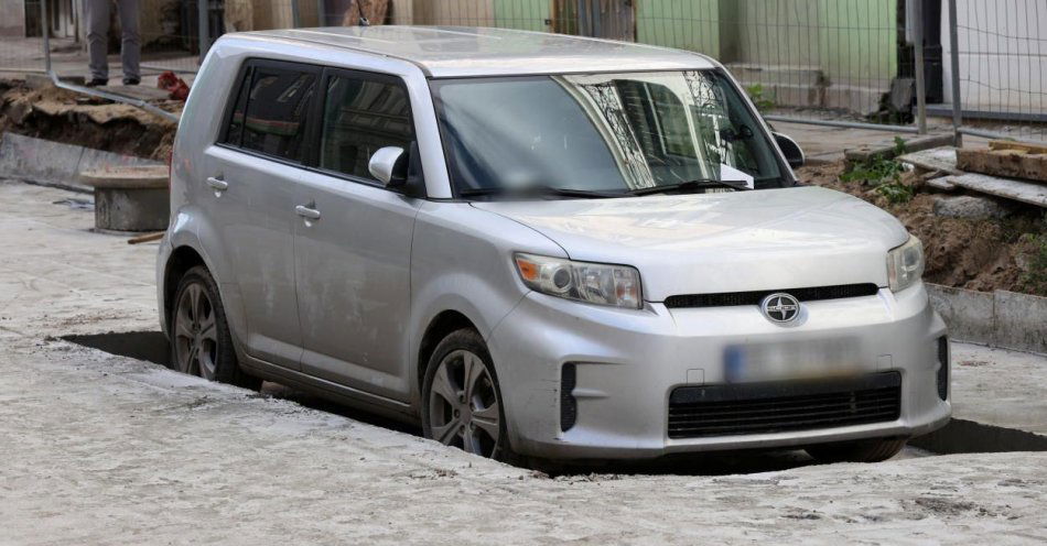 zdjęcie: Słynne, zabetonowane auto zniknęło z remontowanej ulicy / fot. PAP