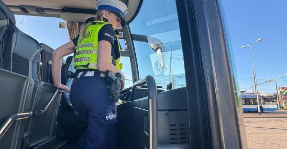 zdjęcie: Węzeł Cegielskiej pod czujnym okiem Policji. Drogówka kontrolowała autokary. / fot. KMP w Gdyni