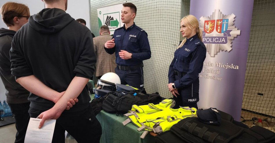 zdjęcie: Policjanci promowali służbę podczas targów pracy w Krośnie / fot. KMP w Krośnie fot. KMP Krosno