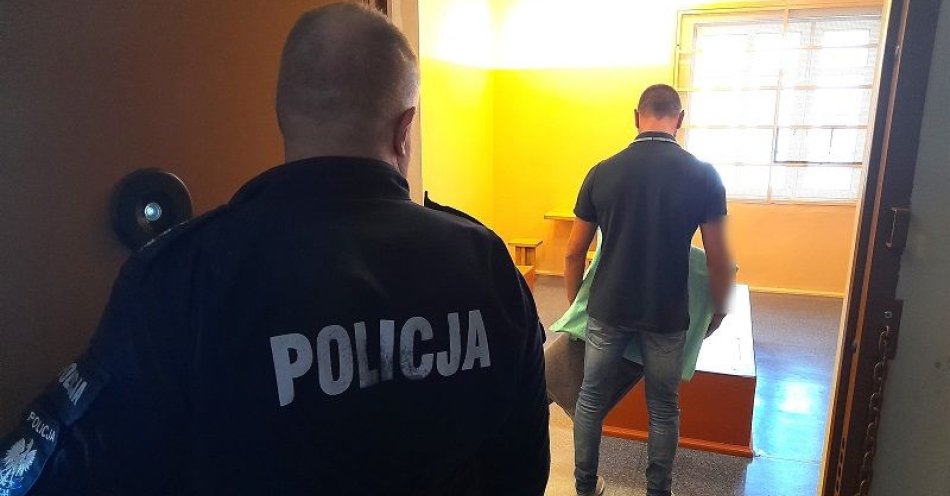 zdjęcie: Był poszukiwany i miał przy sobie narkotyki. Został zatrzymany / fot. KPP w Lęborku