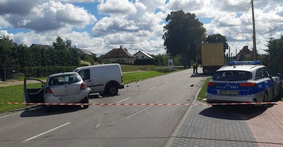 zdjęcie: Policjanci wyjaśniają okoliczności wypadku drogowego w Nowej Wsi Lęborskiej / fot. KPP w Lęborku