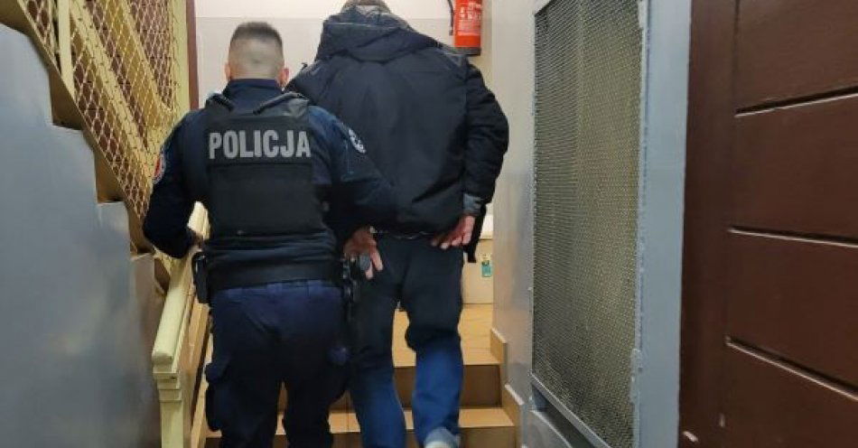 zdjęcie: Policjanci zatrzymali poszukiwanego przez sąd 46-letniego mieszkańca Gdyni / fot. KMP w Gdyni