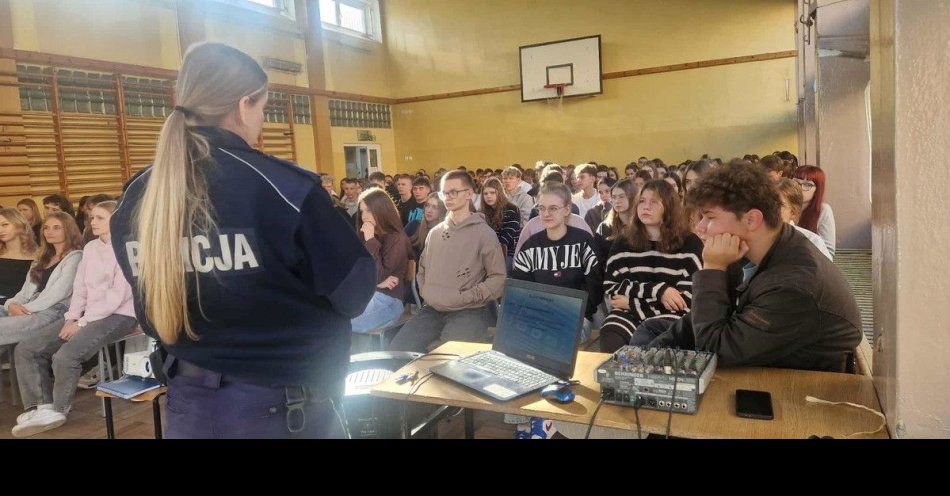 zdjęcie: Policjantki rozmawiały z licealistami o przemocy w Makowie / fot. KPP w Makowie Mazowieckim