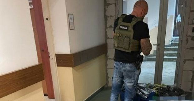 Bydgoscy policjanci zatrzymali dwie osoby związane z oszustwami podczas sprzedaży odzieży na portalu internetowym