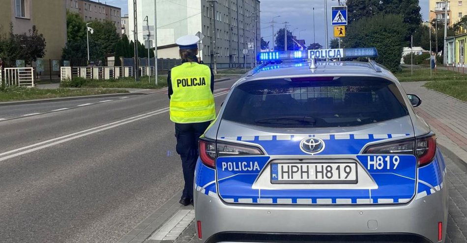 zdjęcie: Przasnyscy policjanci czuwają nad bezpieczeństwem uczniów / fot. KPP w Przasnyszu