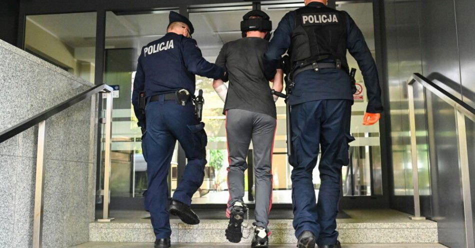 zdjęcie: Podejrzani ws. zabójstwa pod sklepem monopolowym w Policach usłyszeli zarzuty / fot. PAP