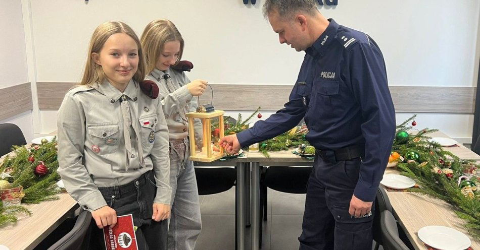 zdjęcie: Betlejemskie Światło Pokoju dotarło do leskiej komendy policji / fot. KPP w Lesku