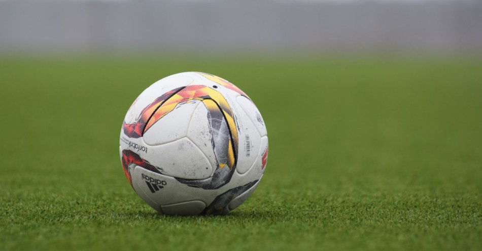 zdjęcie: Golub-Dobrzyn stawia na piłkę nożną. Dwa kluby wychowują młodzież / Piłka nożna na trawiastym boisku, fot. Peter Glaser, CC0 1.0 Universal (CC0 1.0) Public Domain Dedication. https://commons.wikimedia.org/wiki/File:Adidas_soccer_ball_on_a_grass_pitch_(Unsplash).jpg