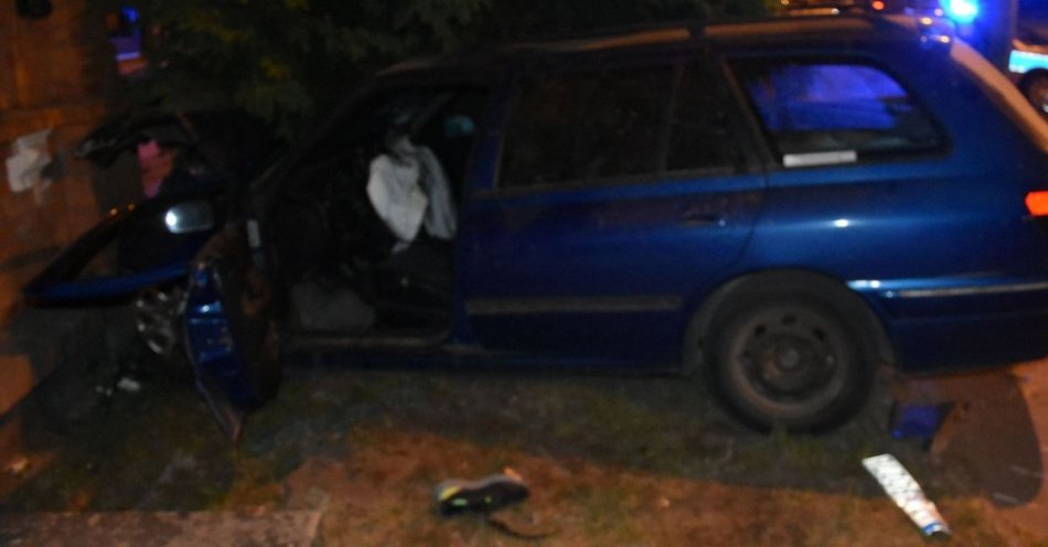 zdjęcie: Uderzył w Toyotę, a potem w budynek / fot. KPP Puławy