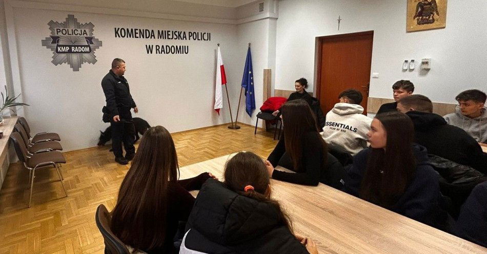 zdjęcie: Mundurowi zachęcają młodzież do służby w policji / fot. KMP w Radomiu