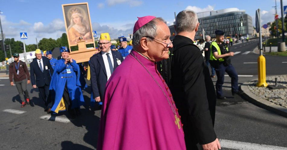 zdjęcie: Procesja do Świątyni Opatrzności Bożej z relikwiami św. Jadwigi królowej Polski / fot. PAP