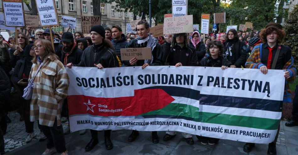 zdjęcie: Protest „Solidarni z Palestyną” przed MSZ; interweniowała policja / Warszawa, 02.10.2025. Manifestacja propalestyńska przed siedzibą MSZ w Warszawie, 2 bm. Izrael ogłosił 2 bm. przechwycenie kilkudziesięciu zmierzających do Strefy Gazy łodzi Globalnej Flotylli Sumud (GSF). Flotylla Sumud to międzynarodowa inicjatywa z pomocą dla Strefy Gazy. Na pokładzie jednostek wchodzących w jej skład znajdują się przedstawiciele ponad 40 krajów, w tym również Polacy, wśród nich poseł na Sejm RP Franciszek Sterczewski. (mr) PAP/Paweł Supernak