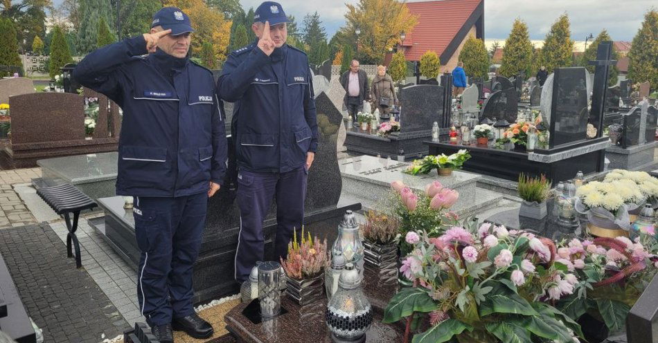 zdjęcie: Z okazji Wszystkich Świętych odwiedzili groby zmarłych / fot. KPP w Wieluniu