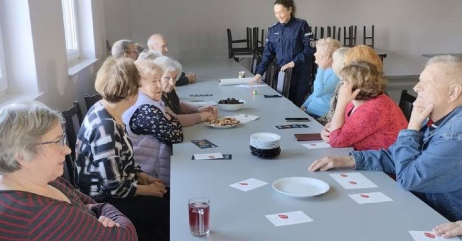 zdjęcie: Seniorzy z Czarlina uczą się, jak nie dać się oszukać / fot. KPP w Tczewie