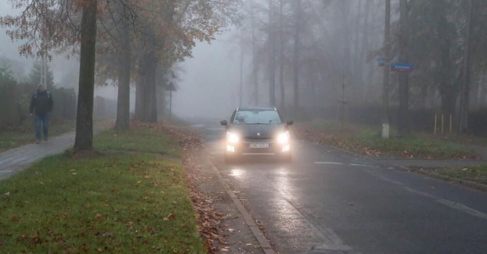 zdjęcie: IMGW ostrzega przed gęstą mgłą w niemal całym kraju / fot. PAP