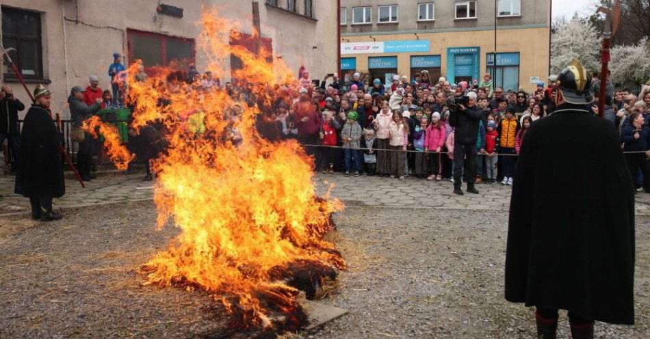 zdjęcie: Śląskie: w Skoczowie Judosz zginął w płomieniach, a wraz nim całe zło / Skoczów, 04.04.2026. Wielka Sobota. Pochód z Judoszem na ulicach Skoczowa, 4 bm. Judosz to kukła przedstawiająca jednego z 12 apostołów – Judasza. Powszechny dawniej na Śląsku Cieszyńskim obrzęd, uznawany niekiedy za pogański i potępiany przez duchownych, kultywowany jest obecnie jedynie w Skoczowie. Judosz wodzony jest przy dźwięku klekotek ulicami miasta w Wielki Piątek oraz w Wielką Sobotę; na zakończenie uroczystości kukła jest spalana. (jm) PAP/Jarek Praszkiewicz