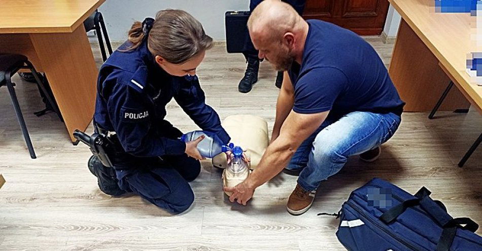 zdjęcie: Średzcy funkcjonariusze doskonalili swoją wiedzę i umiejętności z zakresu udzielania pierwszej pomocy / fot. KPP w Środzie Śląskiej